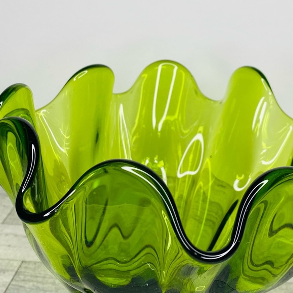 MCM L.E. Smith Glass Green SIMPLICITY Crimped Ruffled Compote Handkerchief Vase - Picture 5 of 7